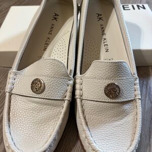 Anne Klein Cream Flats with Elegant Design